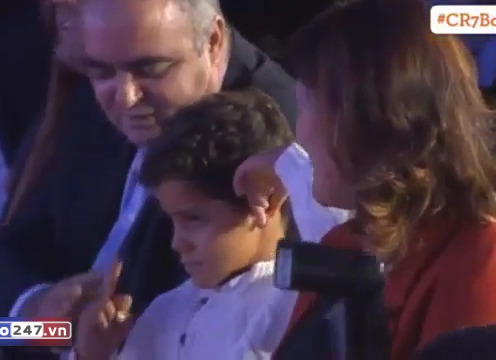 VIDEO: Con trai giơ 'ngón tay thối' khi Ronaldo đứng phát biểu