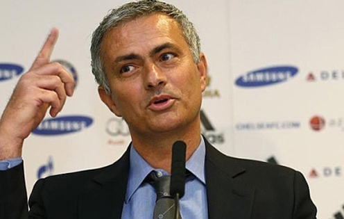 HLV Mourinho lên tiếng sau vụ xô ngã fan nhí của Chelsea