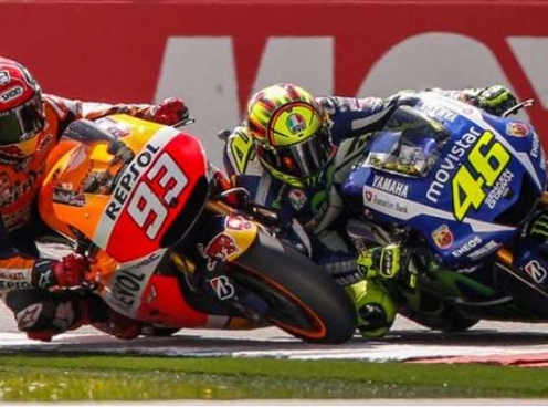 VIDEO: Cuộc chiến kinh hoàng giữa Rossi và Marquez trên đường đua MotoGP