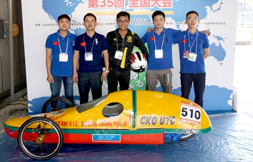 Đội thi Việt Nam tham dự cuộc thi Honda EMC tại Nhật Bản
