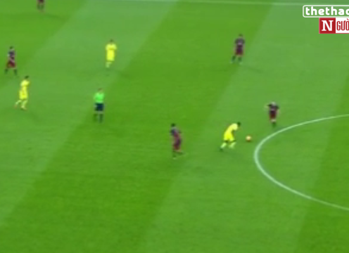 VIDEO: Cầu thủ Villarreal 'dại dột' chơi bóng ma cùng Busquets và Iniesta