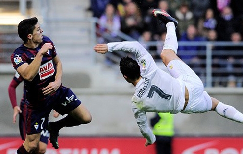 Song sát Bale - Ronaldo giúp Real chiến thắng Eibar