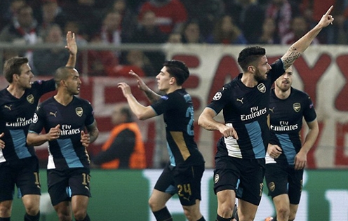 Giroud lập hat-trick giúp Arsenal vượt qua vòng bảng
