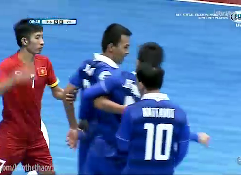 VIDEO: Hành động không đẹp của cầu thủ Việt Nam khi để thua bàn thứ 6