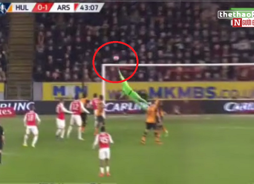 VIDEO: Xà ngang từ chối siêu phẩm đẹp mắt của sao Arsenal