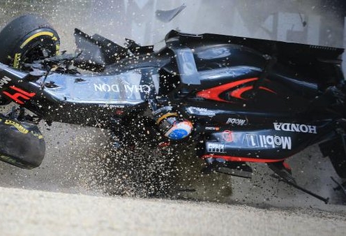 VIDEO: Xe đua Alonso vỡ vụn sau tai nạn kinh hoàng ở Australian GP