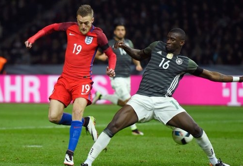 VIDEO: Jamie Vardy đánh gót tinh tế hạ gục thủ thành Manuel Neuer