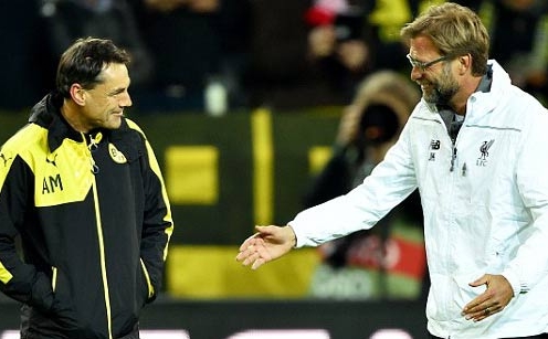 VIDEO: HLV Klopp tay bắt mặt mừng với những người cũ tại Dortmund