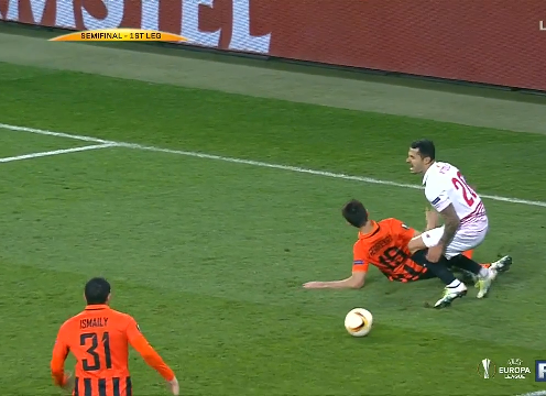 VIDEO: Quả penalty gây tranh cãi của Sevilla ở bán kết Europa League