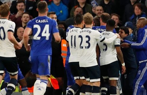 Willian khiêu khích CĐV Tottenham, Costa bị móc mắt