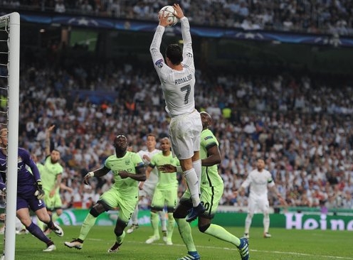 VIDEO: Ronaldo dùng tay ghi bàn như chơi bóng rổ