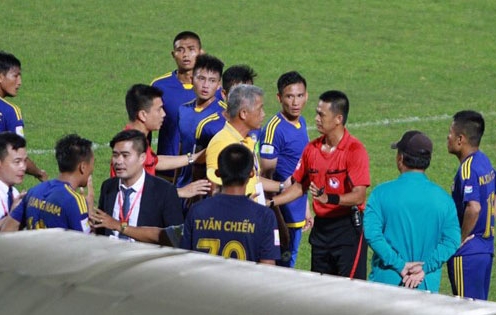 Cầu thủ Quang Nam: 'Tôi không phục quyết định của trọng tài'