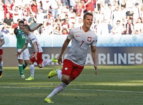 VIDEO: Milik dứt điểm hiểm hóc mở tỷ số trận đấu cho Ba Lan