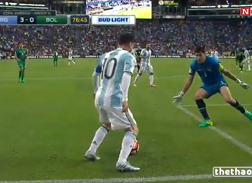 VIDEO: Pha bóng Messi biến thủ môn đối phương thành gã hề