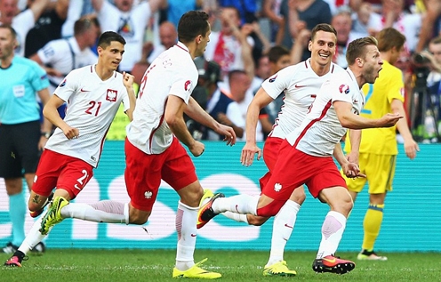 Tin nóng Euro 22/6: Cặp đấu đầu tiên vòng 1/8; Ibra chia tay Thụy Điển