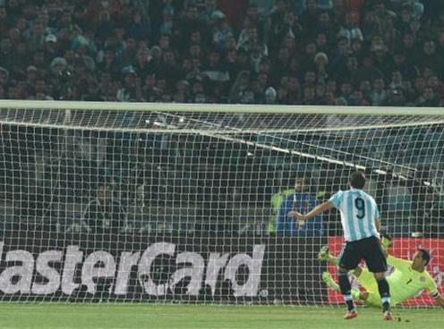 VIDEO: Higuain góp phần khiến Argentina 3 năm liên tiếp ôm hận
