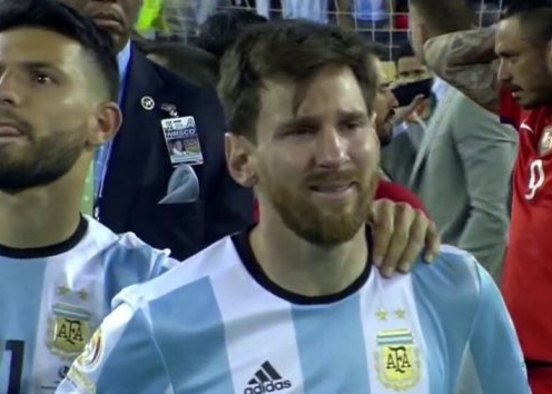 VIDEO: Messi khóc nức nở trong lễ trao giải Copa America