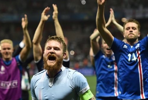 VIDEO: BLV Iceland tái xuất với màn gào thét khản giọng trận Anh - Iceland