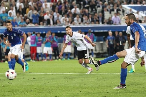 VIDEO: Bonucci ghi bàn gỡ hòa trên chấm 11m (Đức 1-1 Italia)