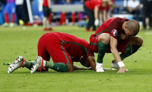 VIDEO: Pepe nôn khan ngay trên sân ở trận chung kết
