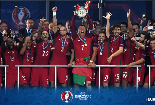 VIDEO: Bồ Đào Nha giương cao chiếc cúp vô địch Euro 2016