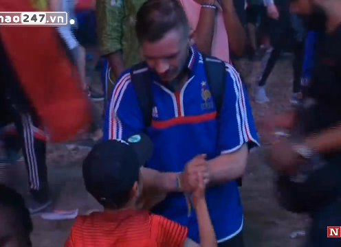 VIDEO: Cảm động hình ảnh fan nhí Bồ Đào Nha an ủi CĐV Pháp