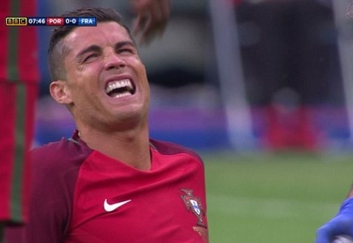 VIDEO: Pha va chạm khiến Ronaldo bị nằm sân