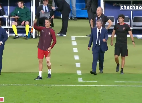 VIDEO: Ronaldo chỉ đạo các đồng đội như HLV
