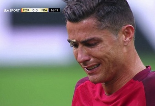 VIDEO: Ronaldo khóc vì không thể tiếp tục thi đấu