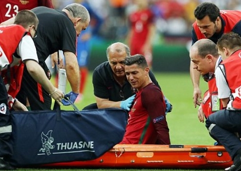 VIDEO: Ronaldo rời sân trong tiếng vỗ tay của CĐV 2 đội