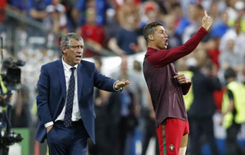 HLV Bồ Đào Nha lên tiếng chuyện Ronaldo 'lấn quyền'