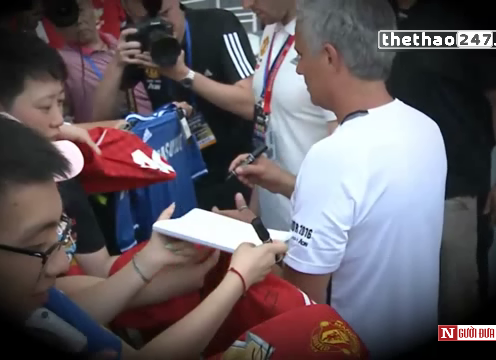 VIDEO: HLV Mourinho từ chối ký tặng lên áo đấu của Chelsea