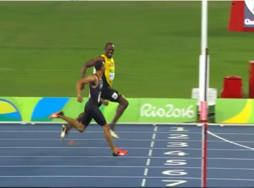 VIDEO: Usain Bolt dễ dàng về nhất ở bán kết 200m (Olympic 2016)
