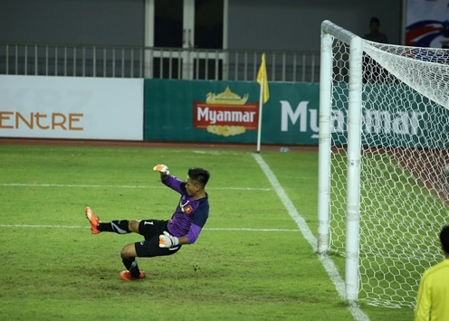VIDEO: Hành động không đẹp của thủ môn U19 Việt Nam trước U19 Myanmar