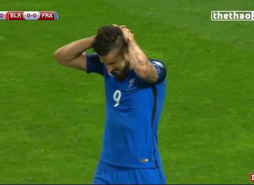 VIDEO: Giroud dứt điểm 'vô duyên' khi đối mặt thủ môn đối phương