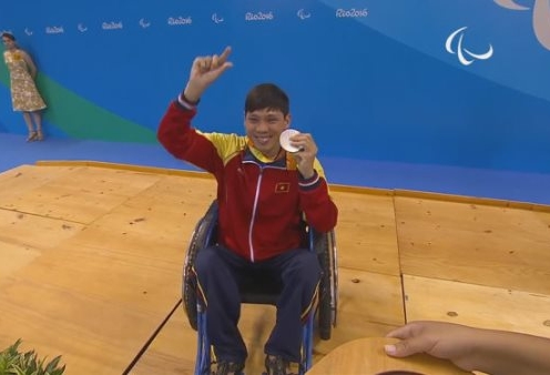 VIDEO: Võ Thanh Tùng giành tấm HCB lịch sử trên đường bơi Paralympic