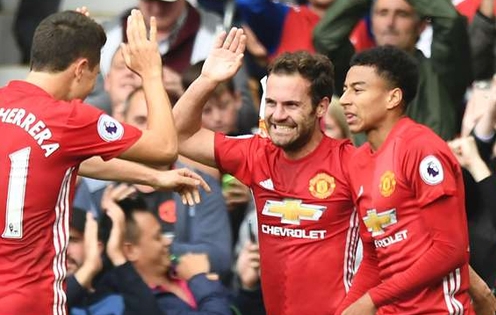 Juan Mata nói chuyện với Mourinho về tương lai