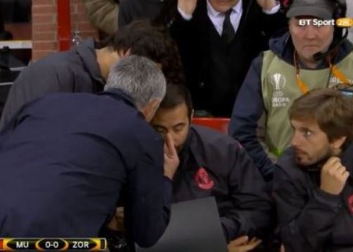 VIDEO: Mourinho nổi cơn thịnh nộ với trợ lý ngay trong trận đấu