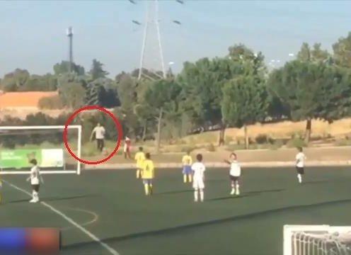 VIDEO: Ronaldo sắm vai người nhặt bóng trong trận đấu của con trai