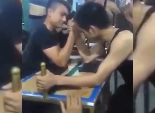 VIDEO: Chơi vật tay ở phòng tập gym và cái kết đắng