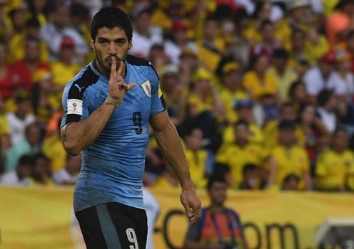 Luis Suarez san bằng kỷ lục World Cup sau 11 năm