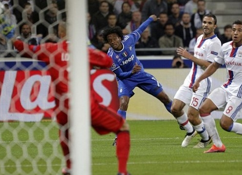 Video bàn thắng: Lyon 0-1 Juventus (Bảng H - Champions League)