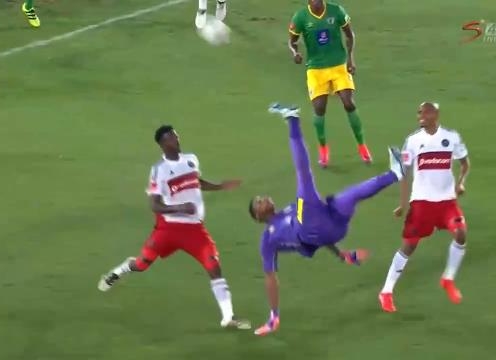 VIDEO: Bàn thắng khó tin nhất từng ghi bởi thủ môn