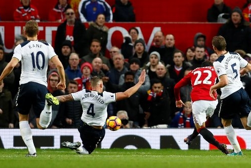 Mkhitaryan ghi bàn thắng ra mắt Premier League