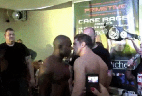 VIDEO: Choáng với cách võ sỹ UFC chọc tức đối thủ trước trận đấu