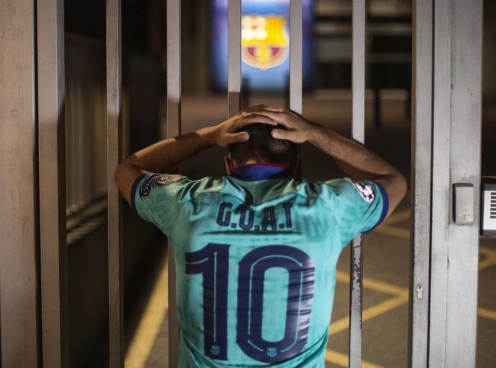 Nhói lòng hình ảnh CĐV Barca quỳ gối, bật khóc vì Messi