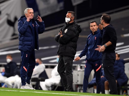 HY HỮU: Mourinho đích thân vào nhà WC gọi học trò ra sân