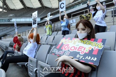 Đội bóng Hàn Quốc bị phạt nặng vì dùng búp bê người lớn cổ vũ