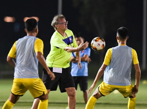 HLV Troussier 'bắt' U19 Việt Nam luyện công đến gần 12h đêm