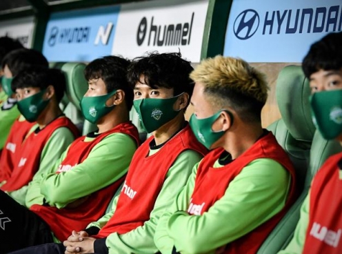 Cầu thủ Hàn Quốc đeo khẩu trang, đá trận mở màn K-League